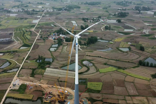 国内首批！国内买球app(中国)有限公司智能170米超高混塔风电机组顺利吊装