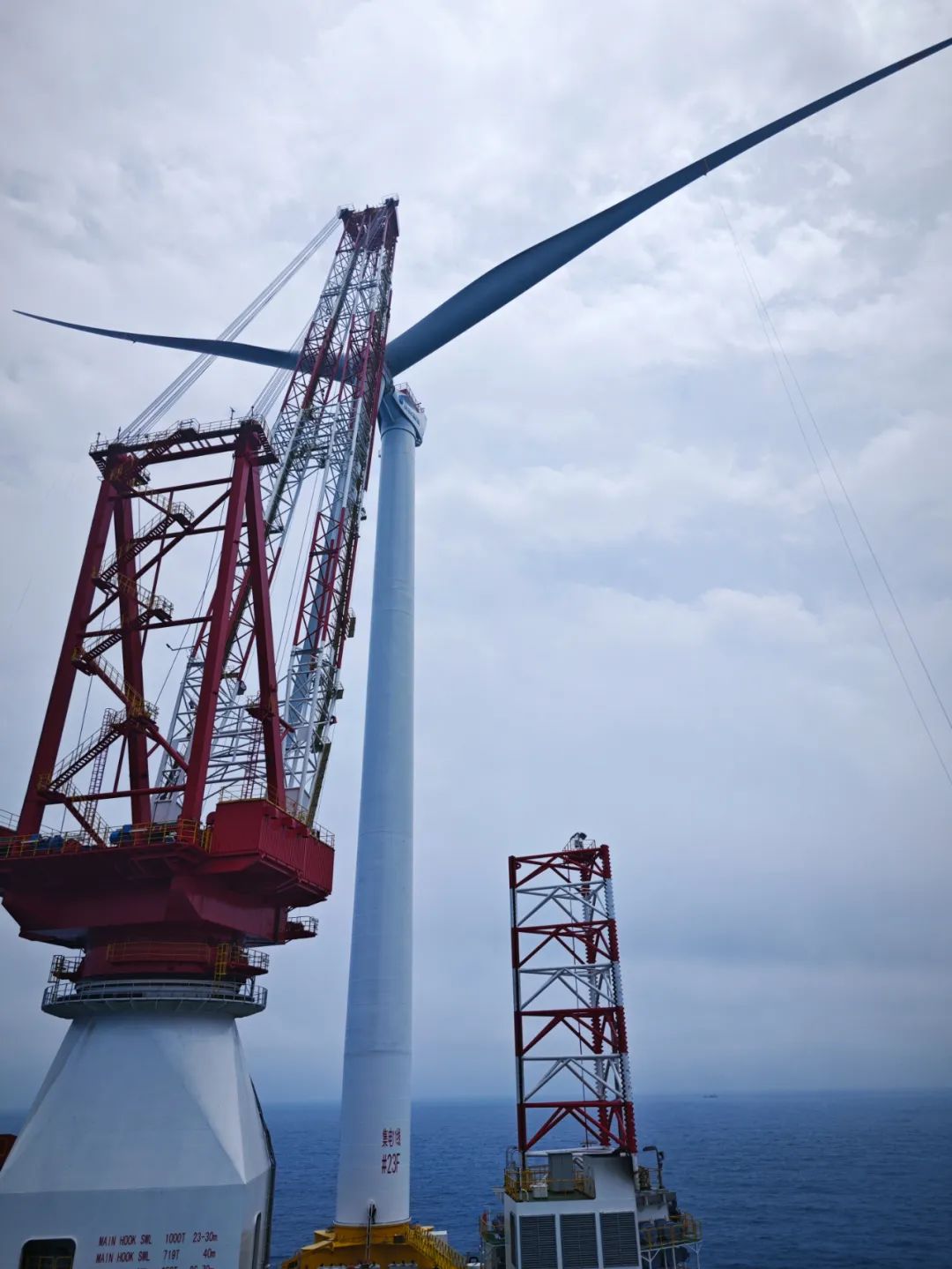 首吊成功！国内首个“海上风电+海洋牧场+海水制氢”融合项目进入风机安装阶段
